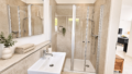 20 Duschbad mit großer Dusche